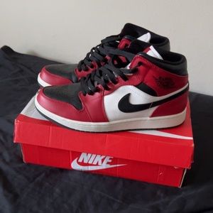 Jordan 1 Mid Chicago Black Toe